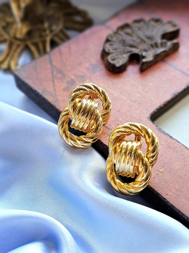 Spiral connected double circle gold modern clip-on earrings/vintage American Western antique jewelry - ต่างหู - โลหะ 