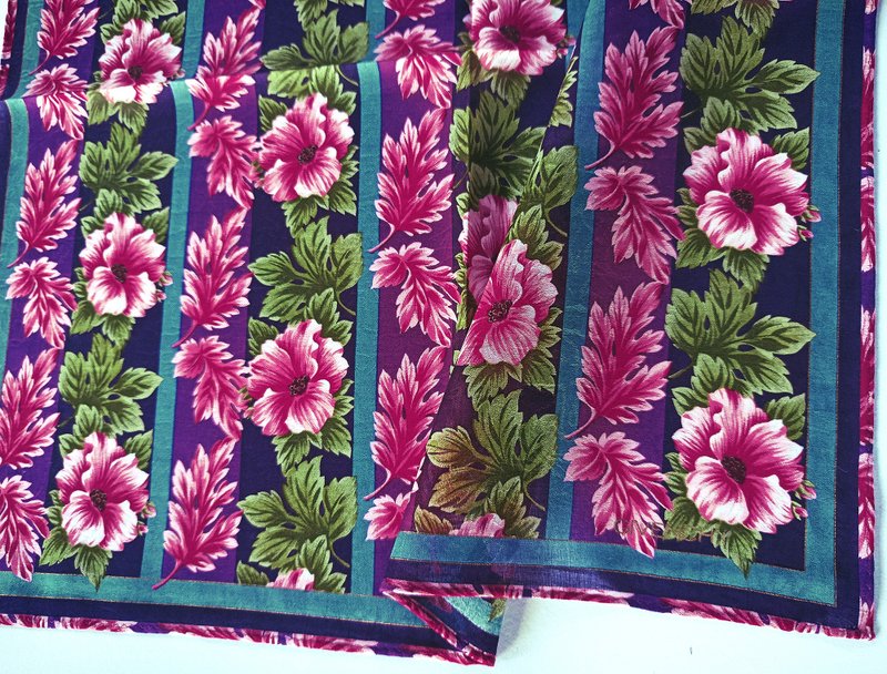 Vintage Givenchy Handkerchief Floral 19 x 19 inches Gift for Her - 手帕 - 棉．麻 紫色