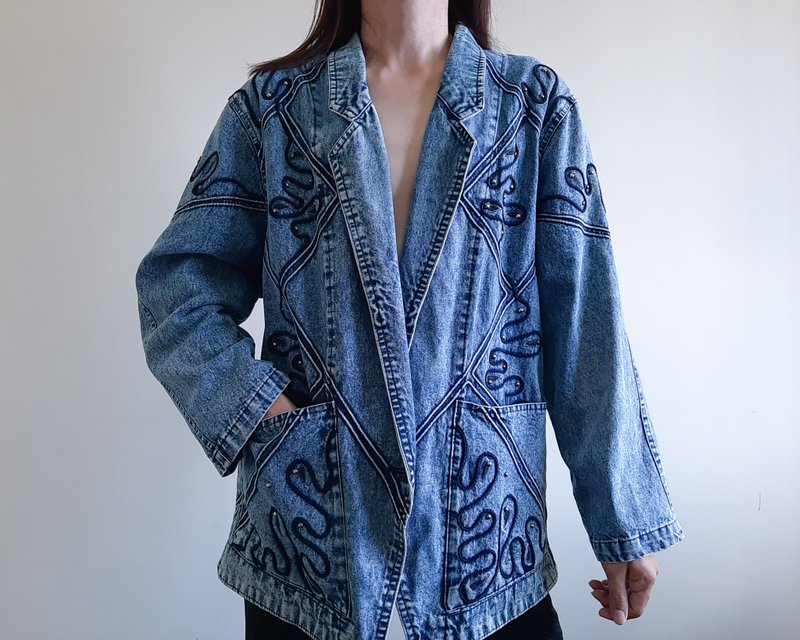 80s Acid Wash Denim Jacket Oversized jacket jeans with Metal Studded jacket - เสื้อแจ็คเก็ต - ผ้าฝ้าย/ผ้าลินิน สีน้ำเงิน