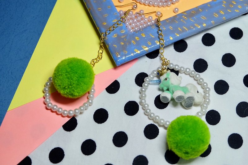 Remade doll hand earrings / babyhand /Harajuku/kawaii/ - ต่างหู - วัสดุอื่นๆ สีเขียว