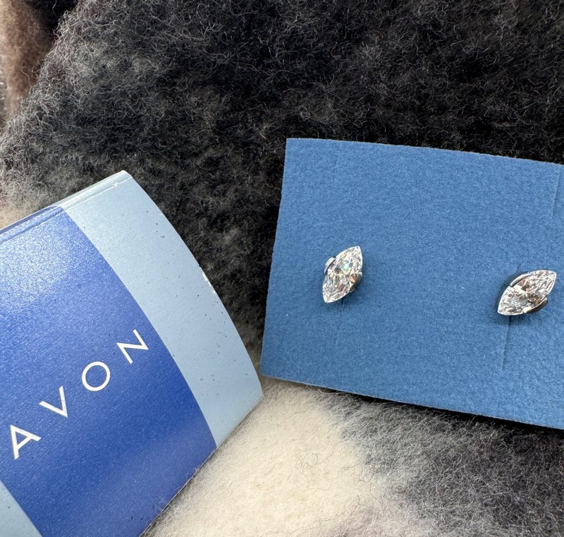 老又好古董珠寶 AVON 銀色透明馬眼萊茵石針式耳環 P590A - 耳環/耳夾/耳骨夾 - 其他金屬 金色