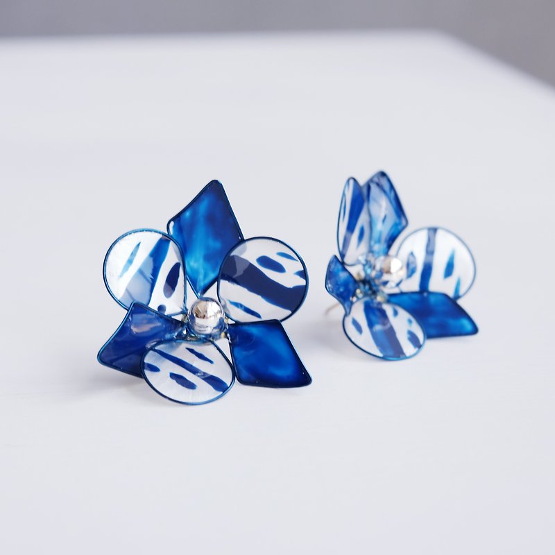 Philosopher  - Hand Made Earrings (Deep Blue Silver) - ต่างหู - วัสดุอื่นๆ สีน้ำเงิน