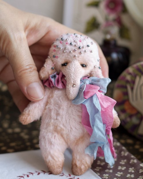 作家さん、かわいいピンク象のぬいぐるみ/テディベア アーティストの小さなピンクの象の手作りぬいぐるみかわいい