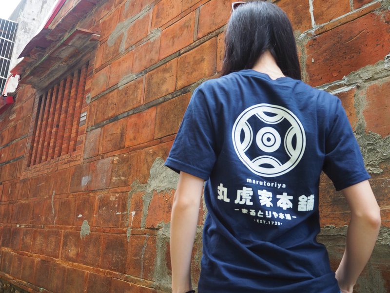日式圖騰 / 家紋T-shirt  / 圖騰可客製化 - 女 T 恤 - 棉．麻 白色