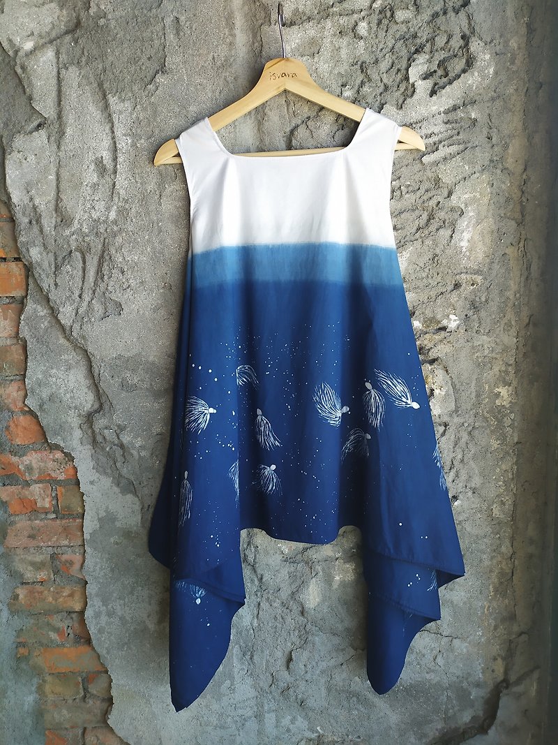 自在染isvara 手工藍染蠟染 共生魚系列   詠魚 - 連身裙 - 棉．麻 藍色