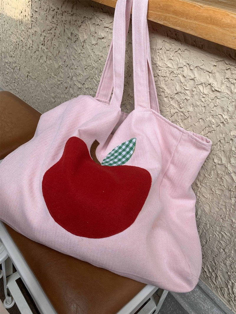 Apple patch bag one shoulder large capacity tote bag wool herringbone pattern pink vintage feeling cute childlike - กระเป๋าแมสเซนเจอร์ - ขนแกะ สึชมพู