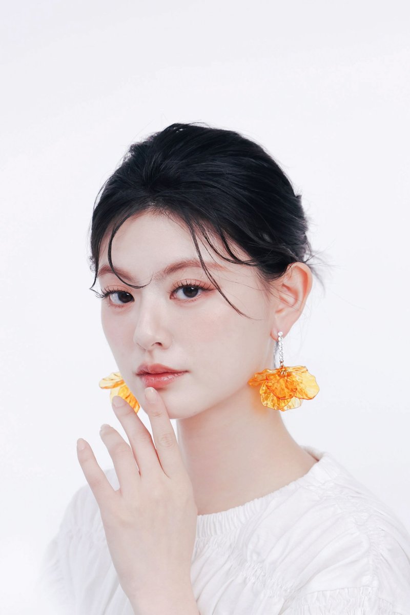COR-DATE / 童趣花語 / 橘黃色花瓣飛揚耳環 - 耳環/耳夾/耳骨夾 - 其他材質 