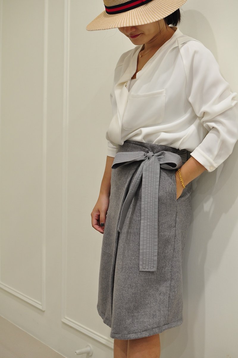 Flat 135 X Taiwan designer autumn must-have 90% wool wool English style knee-length skirt - Skirts - Wool Silver