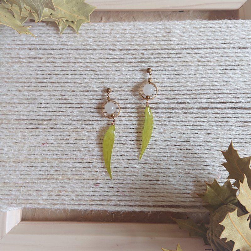 Immortal Leaf Earrings/ Bronze/Natural Stone/Free Clip/Bamboo Series - ต่างหู - พืช/ดอกไม้ สีเขียว