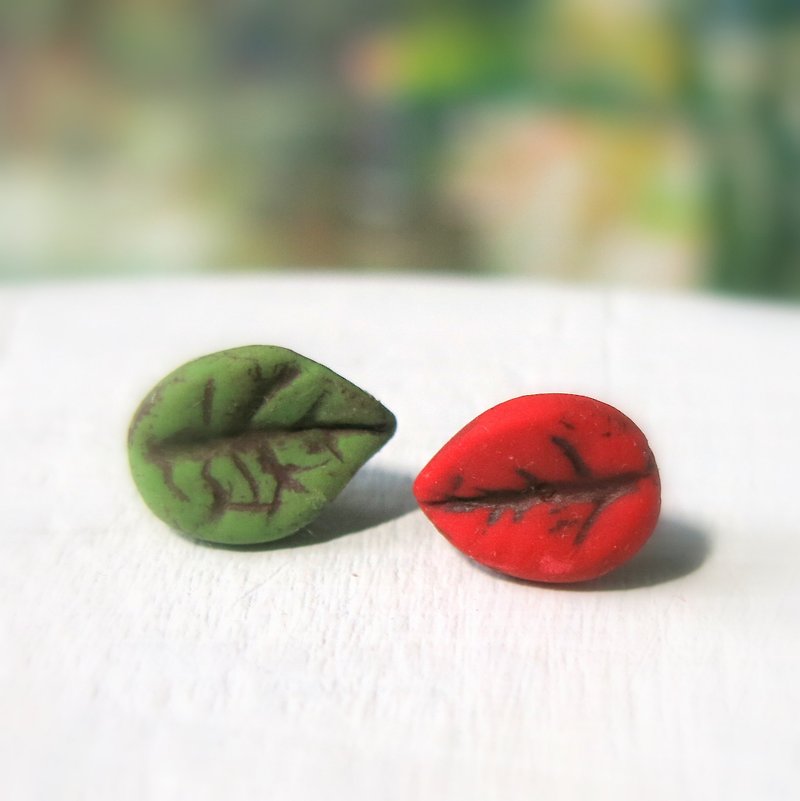 Leaf earrings green red leaves ear pin or ear hook gift for her / handmade gift - ต่างหู - วัสดุอื่นๆ สีเขียว