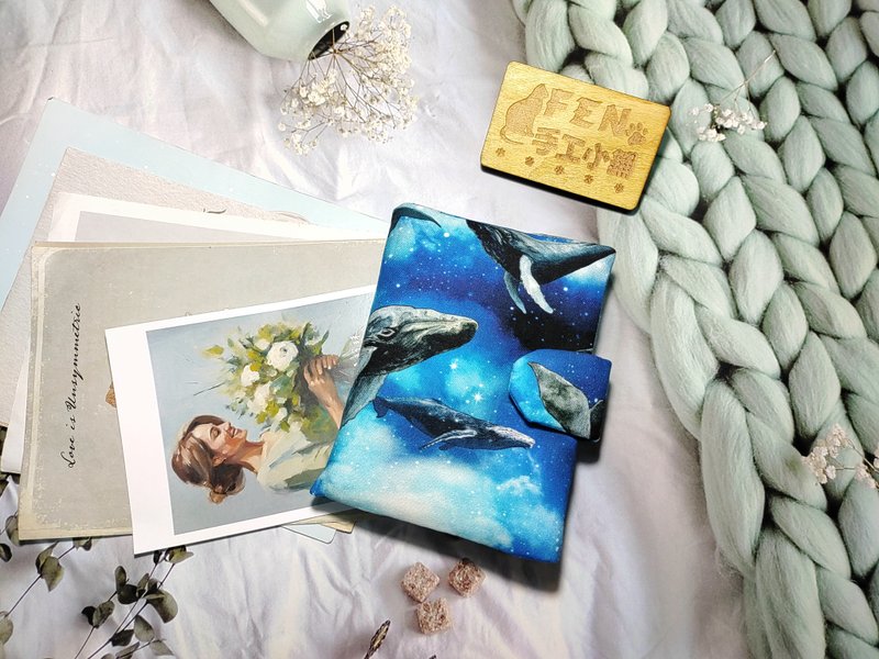 海洋シリーズ - 高品質リミテッド薄手コットン生地 ブルー雲海とクジラのマグネットボタン付きパスポートケース - 予約販売 - パスポートケース - コットン・麻 