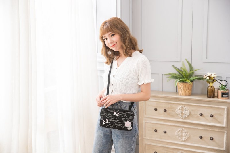 Little black cat embroidered three-layer side backpack/crossbody bag [810158] - กระเป๋าแมสเซนเจอร์ - ผ้าฝ้าย/ผ้าลินิน สีดำ