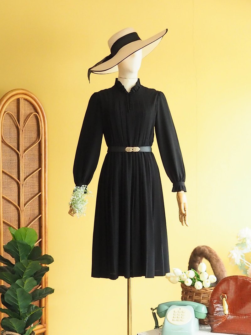 Vintage dress | Size S |Black with raffle neck pleated skirt - ชุดเดรส - เส้นใยสังเคราะห์ สีดำ