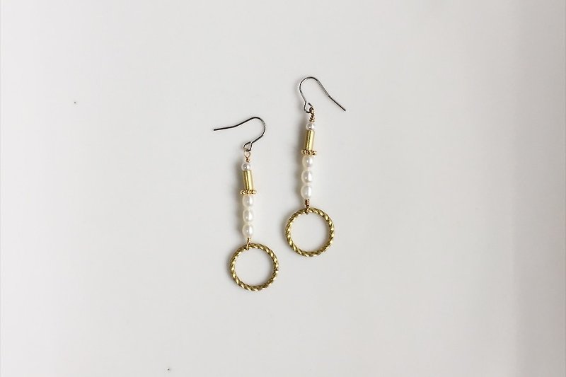 Ring your pearl brass earrings - ต่างหู - โลหะ สีทอง