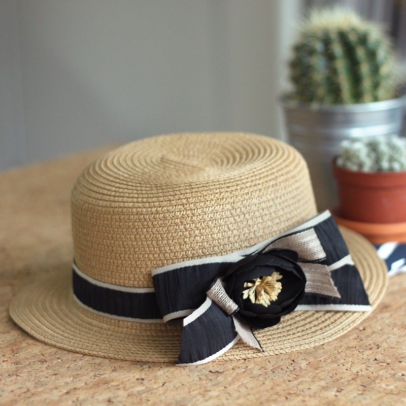 Ribbon & Silk Flower-Embellished Straw Boater Hat - หมวก - วัสดุอื่นๆ สีดำ