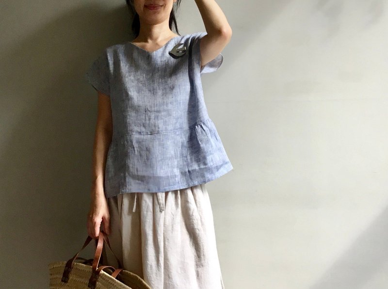 蜻蜓/小v領藍白色織清爽亞麻/澎澎下擺短袖上衣100%亞麻 - 女上衣/長袖上衣 - 棉．麻 
