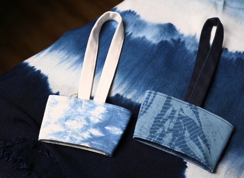 Indigo dyed handmade cup cover/cup bag - ถุงใส่กระติกนำ้ - ผ้าฝ้าย/ผ้าลินิน สีน้ำเงิน