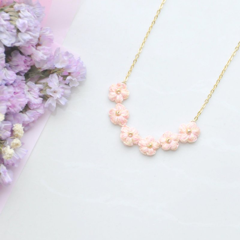 【Made To Order】Crochet Flower Smile pendant necklace – Pastel Peach - สร้อยคอ - งานปัก สึชมพู