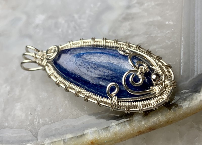 【莫名奇妙雜貨店】天然藍晶墜子 - 項鍊 - 水晶 藍色