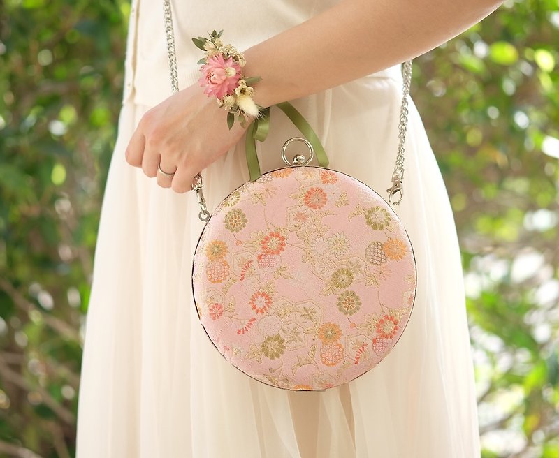 [Wedding Sisters Set] Pink straw purple round bag, dry hand flower, silk flower - กระเป๋าแมสเซนเจอร์ - ผ้าฝ้าย/ผ้าลินิน 