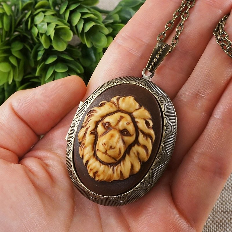 Lion Cameo Photo Locket Brown Beige Leo Cameo Locket Pendant Necklace Jewelry - 項鍊 - 其他材質 咖啡色