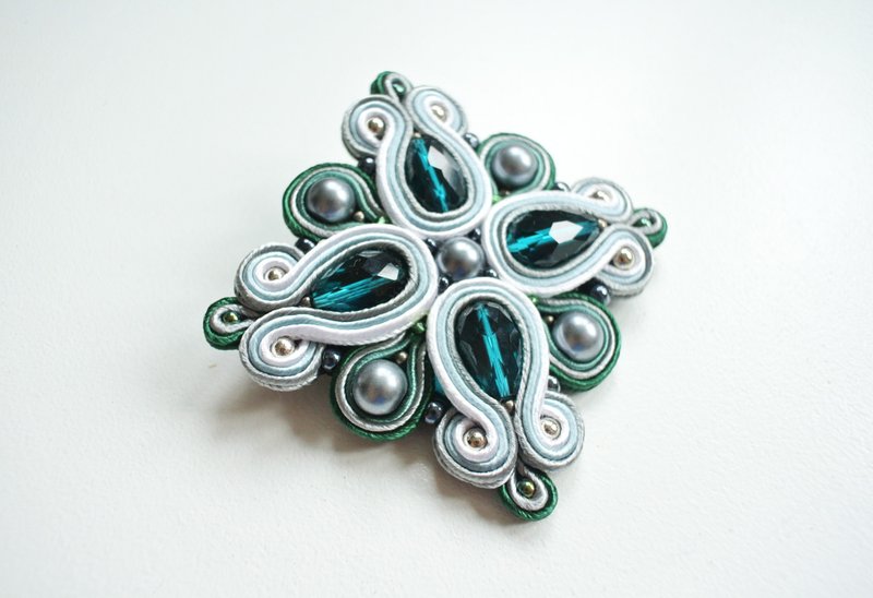 Beaded brooch, Soutache embroidery, Star, Cross, Emerald Green and Silver - 胸針 - 其他材質 綠色