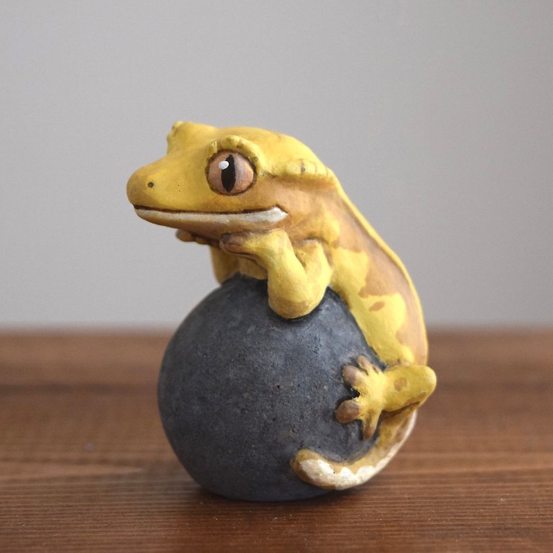 Crested gecko on the stone - ของวางตกแต่ง - วัสดุอื่นๆ สีเหลือง