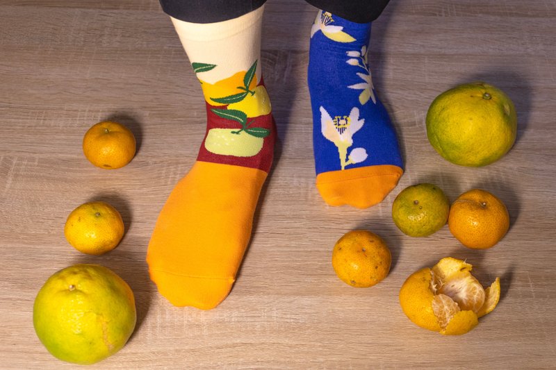 [Orange flower and fruit socks] Symmetrical/asymmetrical socks are elegant│Geely - ถุงเท้า - ผ้าฝ้าย/ผ้าลินิน สีส้ม