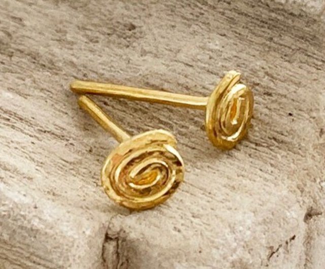 K24 Pure Gold Hammered Swirl Stud ◇鎚目のついた純金の渦巻き