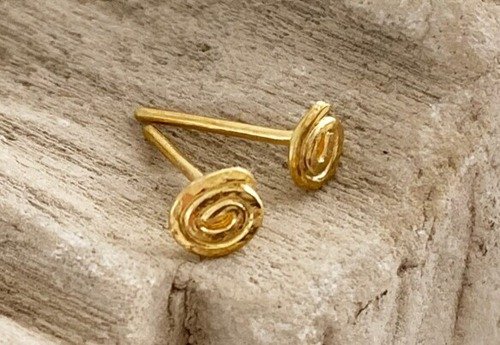 K24 Pure Gold Hammered Swirl Stud ◇鎚目のついた純金の渦巻き・スタッドピアス◇片耳分～ Sae+Sumi  Koru｜耳環/耳夾/耳骨夾人氣榜- Pinkoi