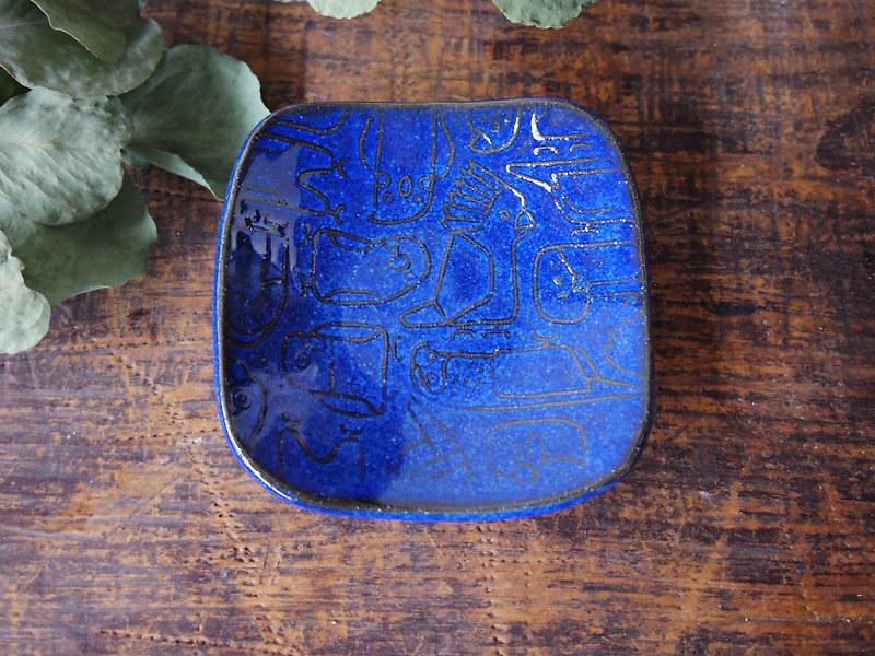 Blue square tiny plate with relief parakeets - จานและถาด - ดินเผา สีน้ำเงิน