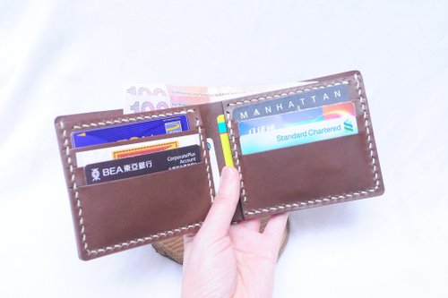 港產皮革｜Leatherism Handmade Products 【6咭位短夾—深棕｜RUSSEL 】好好縫 皮革材料包 免費刻字 手工包 情侶銀包 皮夾 短銀包 短財 簡約實用 義大利皮 植鞣革 皮革DIY 伴侶 纖薄 真皮 原色啡黑深藍綠橙紅灰等 超過五十皮色選擇