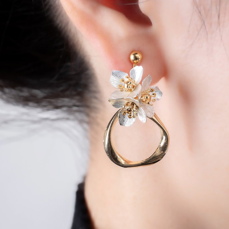 [K14gf] Christmas rose and twist ring earrings (Clip-On can be changed) - ต่างหู - โลหะ ขาว