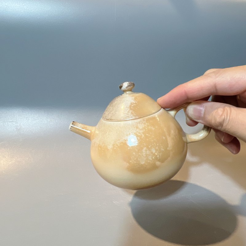 柴燒瓷土梨型正把茶壺  / 小平凡手作 - 茶壺/茶杯/茶具 - 陶 