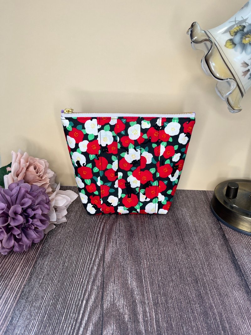 山茶花與貓咪圖案化妝包 日本布料 - 收納箱/收納用品 - 棉．麻 紅色