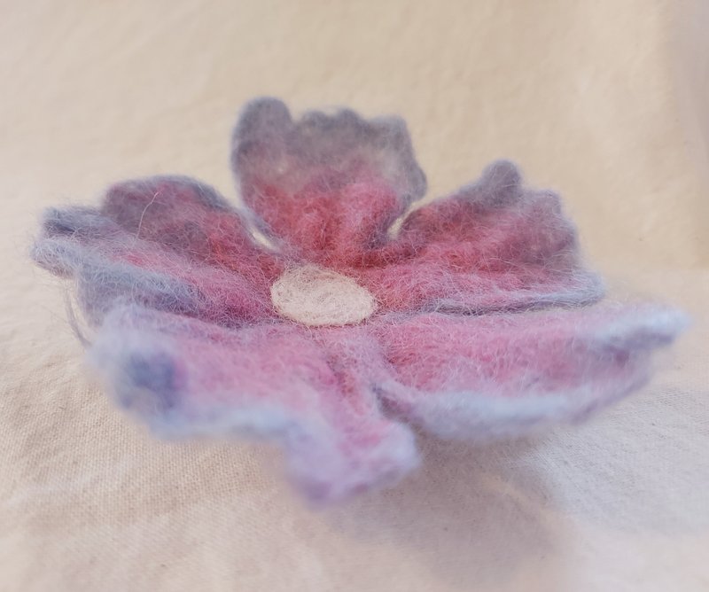 Wool tender purple flowers. pin - เข็มกลัด - ขนแกะ สีม่วง