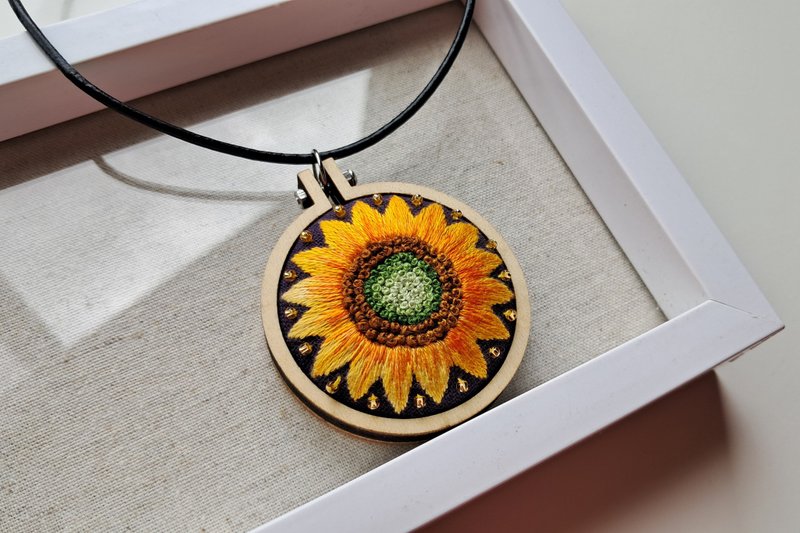 太陽花_純手工刺繡迷你繡框項鍊 - 項鍊 - 繡線 橘色