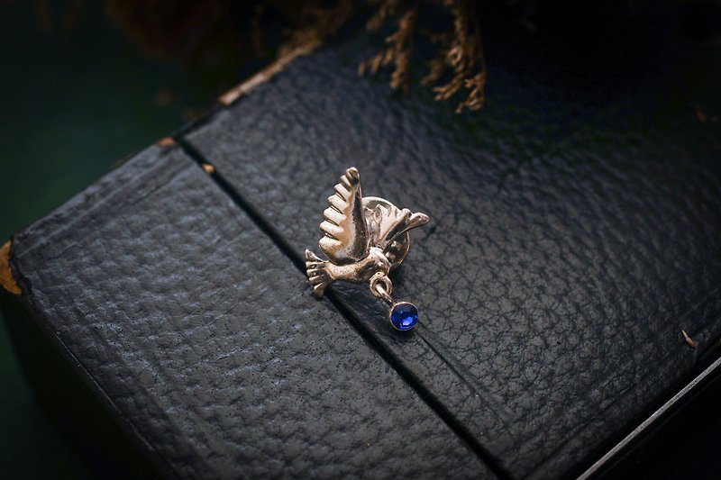 [Antique jewelry/Western old pieces] VINTAGE AVON blue rhinestone pigeon style vintage brooch - เข็มกลัด - โลหะ สีทอง