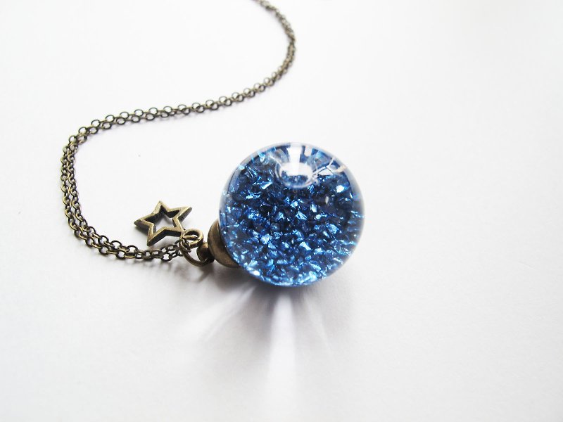Rosy Garden 大顆藍色砂礫礦石碎片流動水晶玻璃球配縷空小星項鍊 - 頸鏈 - 玻璃 藍色