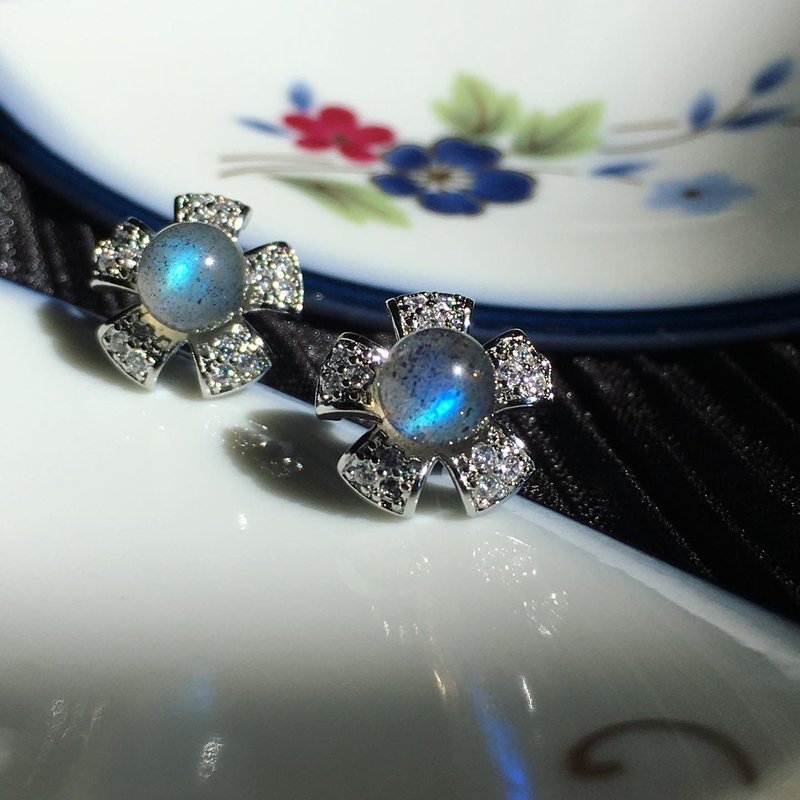 【Lost and find】Simple Blue Labradorite Flower Earrings - ต่างหู - เครื่องเพชรพลอย สีน้ำเงิน