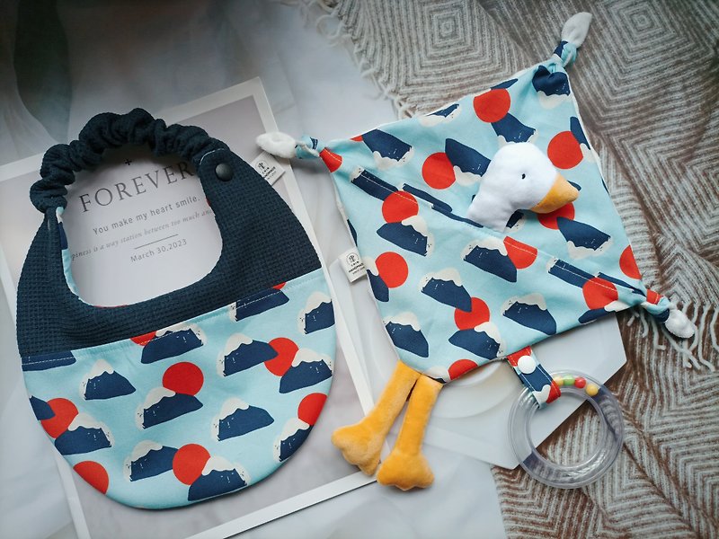 Jin Handmade full moon gift box/set of two/duck comfort towel/bib bag/hand bell - ของขวัญวันครบรอบ - ผ้าฝ้าย/ผ้าลินิน 