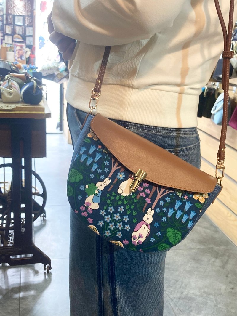 Peter Rabbit Half Circle Crossbody Bag - กระเป๋าแมสเซนเจอร์ - วัสดุอื่นๆ 