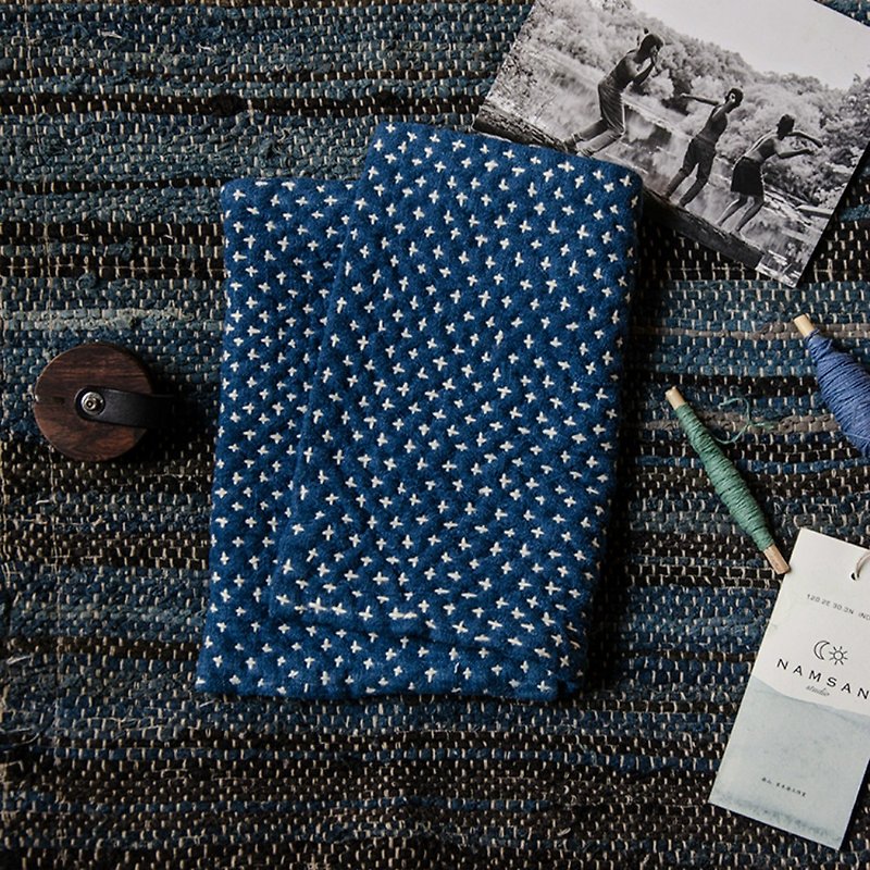Cross Star | Indigo Spike Bag Shoulder Bag Crossbody Bag Hand-embroidered Linen Material with One Needle and One Line - กระเป๋าแมสเซนเจอร์ - ผ้าฝ้าย/ผ้าลินิน สีน้ำเงิน