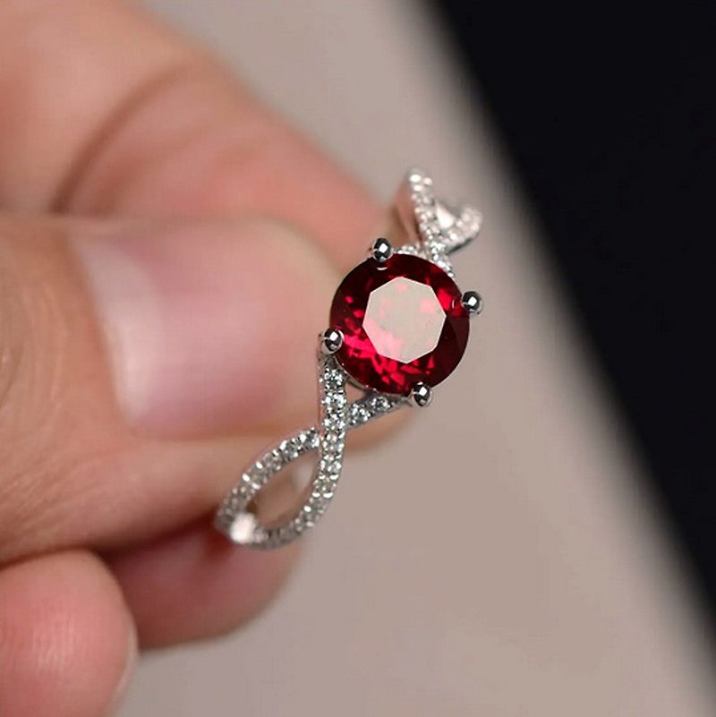 シルバーのリング: シルバー、美しい赤いルビー、7 mm、硬い白で囲まれています。結婚指輪または誕生日指輪 - リング - スターリングシルバー レッド