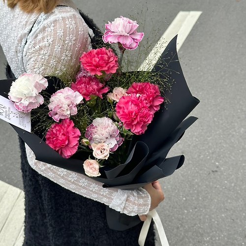 枝子花藝 Branches Florist 10朵康乃馨混合花束 黑色時尚媽咪款 / 鮮花 母親節 送禮 紀念日
