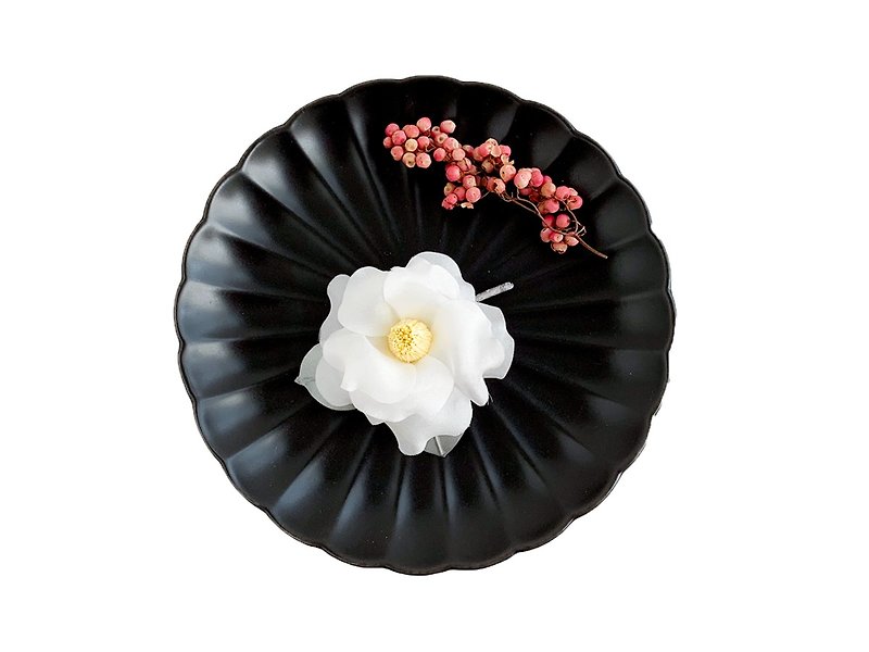 Corsage: Saki camellia (white) - เข็มกลัด/ข้อมือดอกไม้ - ผ้าไหม ขาว