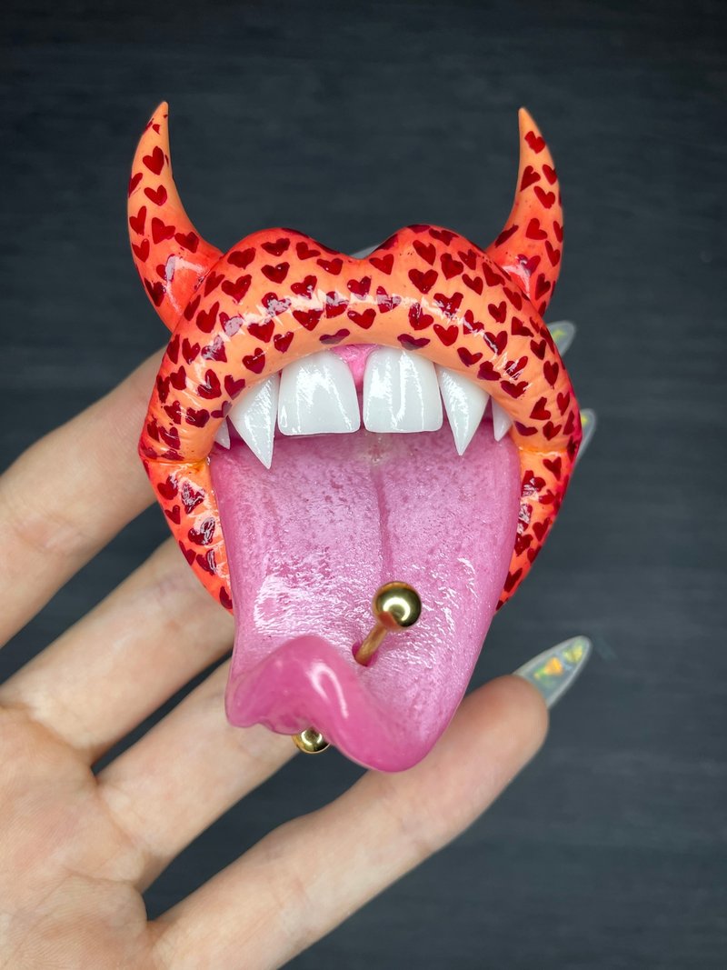 Brooch. Pastel orange lips with little hearts. - 胸針 - 黏土 
