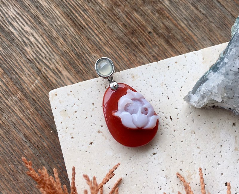 Beautiful and cleverly carved southern red agate lotus pendant / ice white jade top bead / handmade Silver table - Necklaces - Gemstone Red