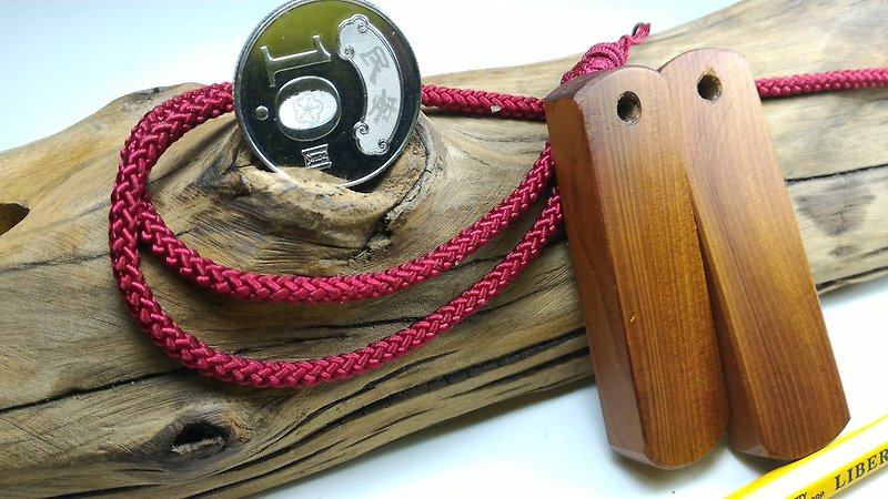 Taiwan red bean pine pendant couple (A) - สร้อยคอ - ไม้ 