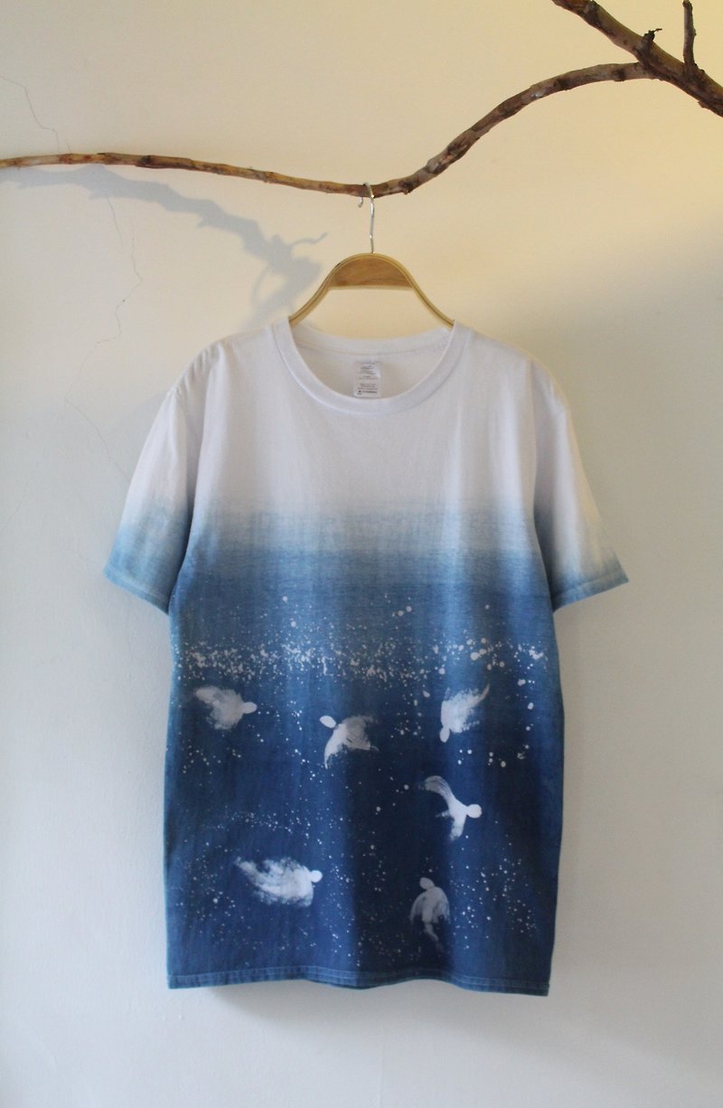 Free dyeing isvara handmade blue dye symbiosis series Yaoyu cotton T-shirt - เสื้อฮู้ด - ผ้าฝ้าย/ผ้าลินิน สีน้ำเงิน